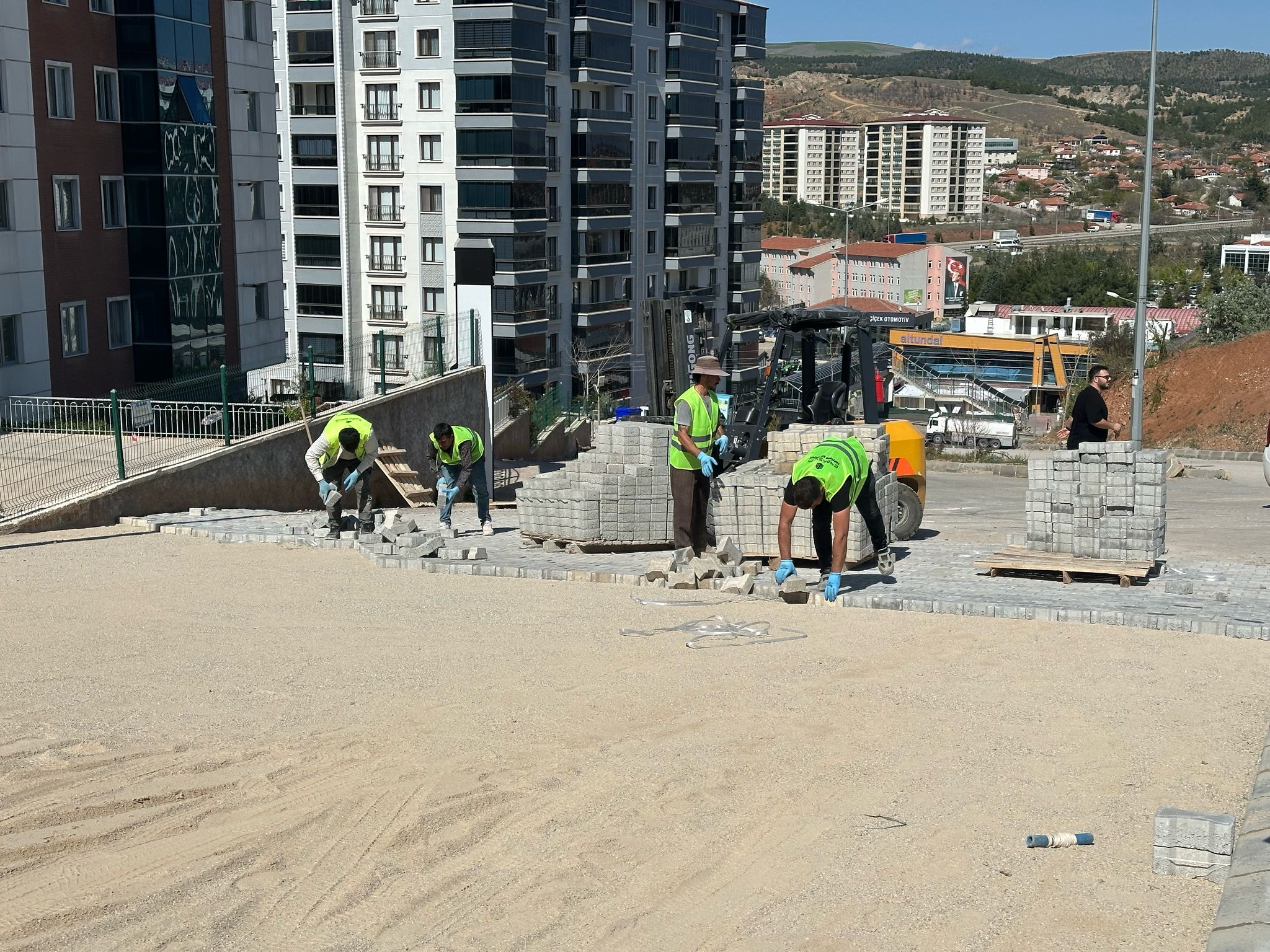 yol-yapim-calismalarimizi-araliksiz-surduruyoruz